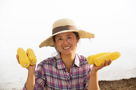 中年女人拿着玉米图片