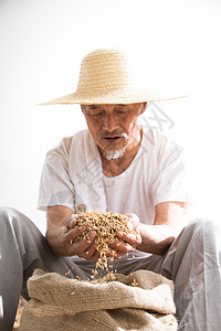 捧着麦子的老农民图片