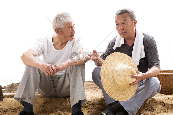 两位老农民在聊天图片