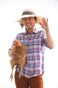 微笑的中年女人拿着一只鸡图片