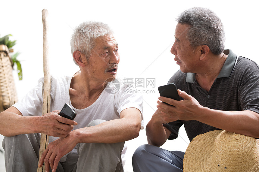 仅成年人幸福两位老农民在聊天