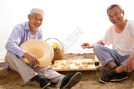 友谊微笑的象棋两位老农民在下象棋图片素材