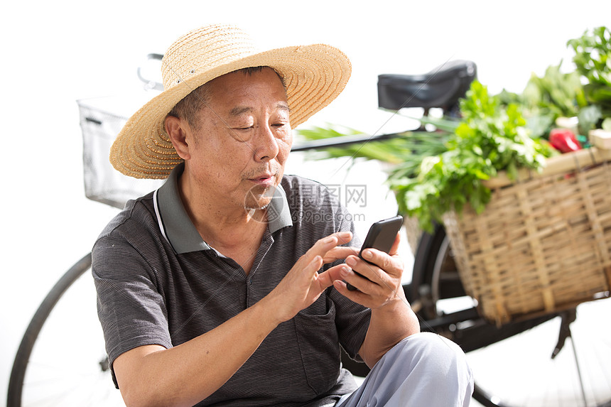 农作物老农民拿着手机图片