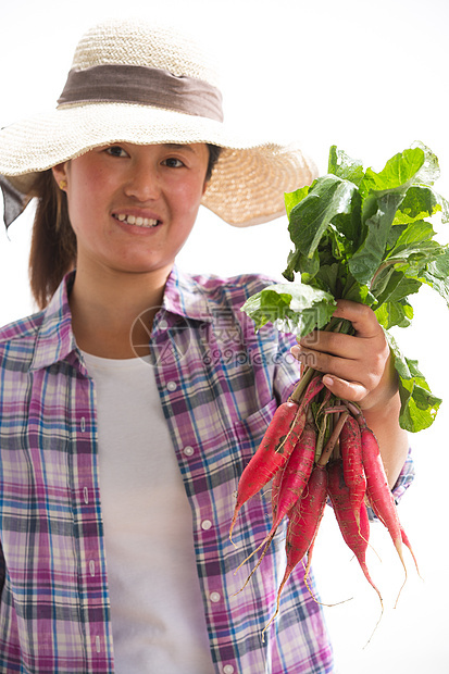 菜贩农民拿着一捆小萝卜图片