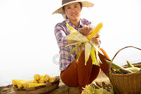 中年女人拿着玉米图片