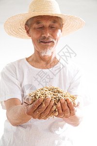 捧着麦子的老农民图片