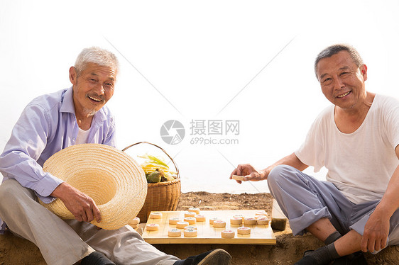 两位老农民在下象棋图片