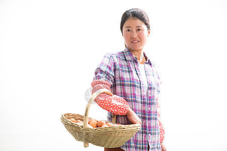 中年女人拿着一篮子鸡蛋图片