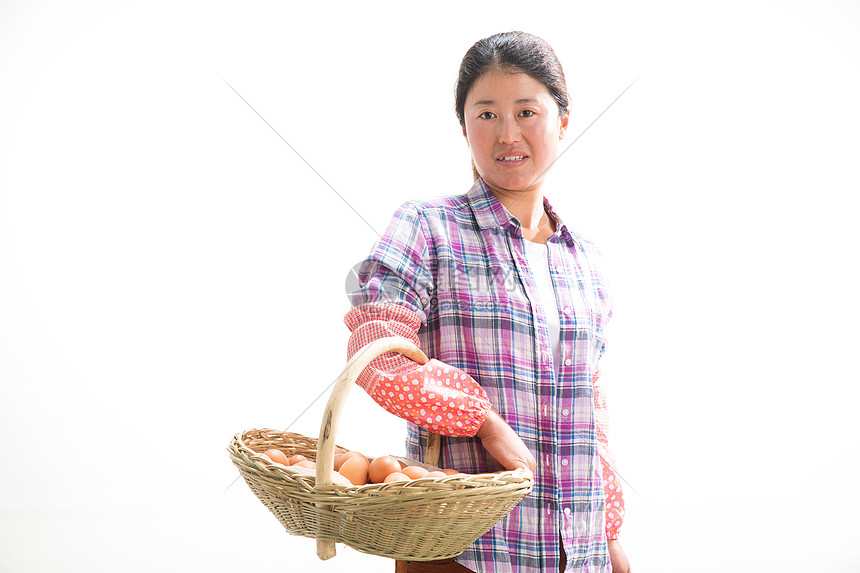 中年女人拿着一篮子鸡蛋图片