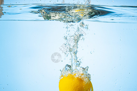 清新柠檬掉入水中高清图片