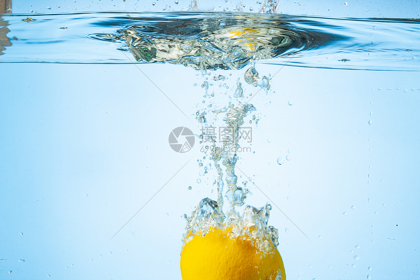 清新柠檬掉入水中图片