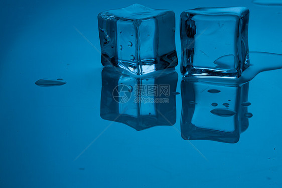 寒冷的透明冰块图片
