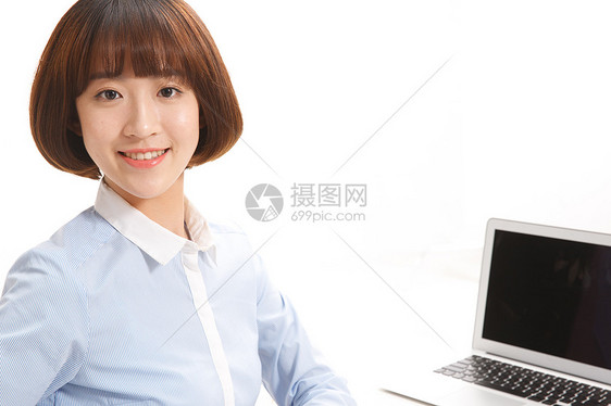 着装得体水平构图使用电脑青春活力的青年女人图片