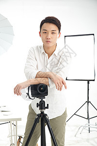 移动式青年男人东方人专业的男青年摄影师图片