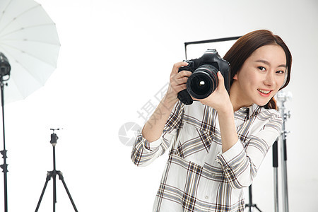 亚洲人快乐活力青年女摄影师拿着手机图片