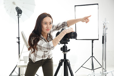 满意活力亚洲人青年女摄影师拿着手机图片