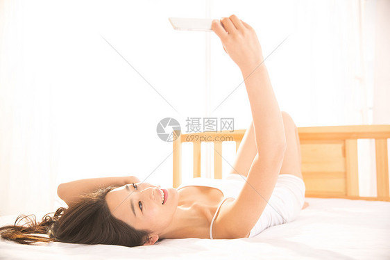 室内健康的亚洲人漂亮的青年女人在卧室图片