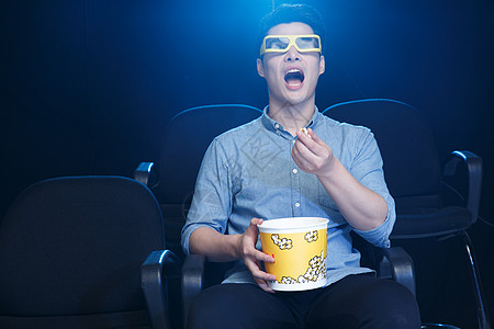 夜总会仅成年人无忧无虑一个青年男人在电影院看电影图片