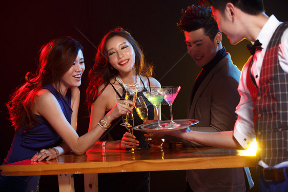 俱乐部职业20到24岁青年男女在酒吧喝酒图片
