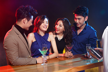 户内成年人刺激青年男女在酒吧喝酒图片