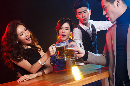 长发娱乐庆祝青年男女在酒吧喝酒图片