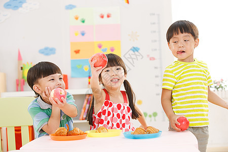 幼儿园儿童在吃早餐苹果图片