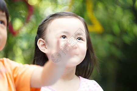 生长人男孩幼儿园儿童在户外活动图片