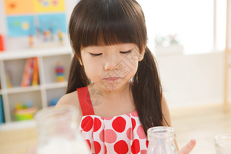 幼儿园儿童在吃早餐喝牛奶图片