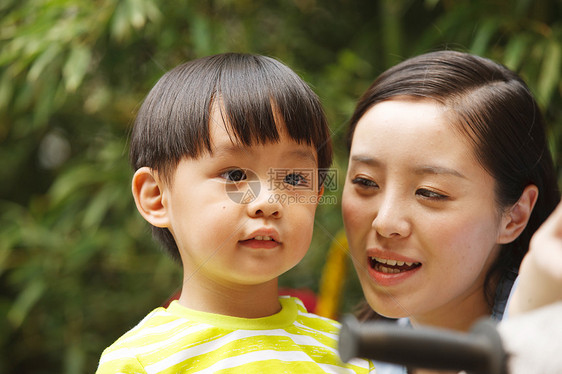 助教快乐青年人幼儿园里老师和男孩在户外图片