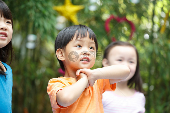 娱乐生长幼儿园学童可爱的儿童在游乐场玩耍图片