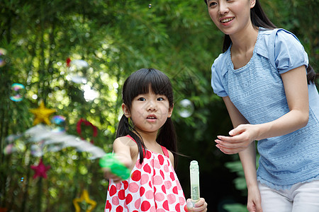 助教东方人人幼儿园教师和可爱的小女孩图片