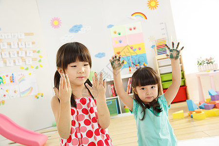 幼儿园里的两个可爱的小女孩图片