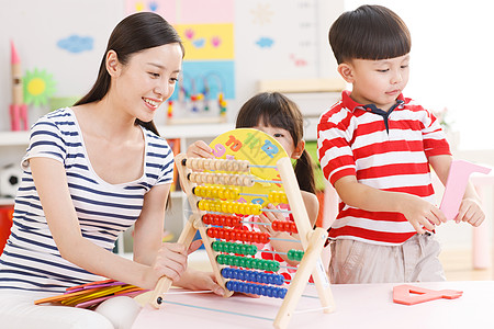 老师和儿童在幼儿园里学习高清图片