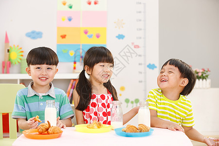 学校餐幼儿园儿童在吃早餐图片