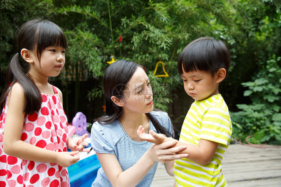 幼儿园里教师在安慰受伤的儿童图片