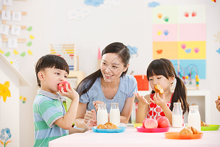 瓶子中女孩幼儿园儿童在吃早餐背景