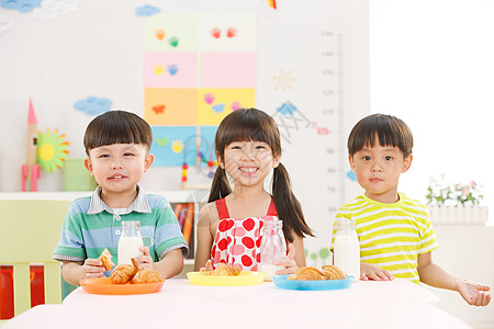 瓶子中女孩幼儿园儿童在吃早餐背景