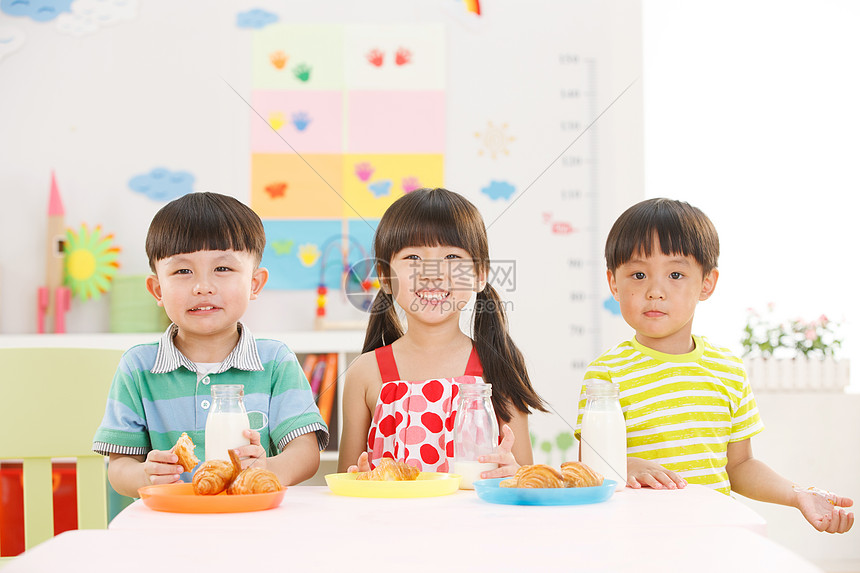 幼儿园儿童在吃早餐图片