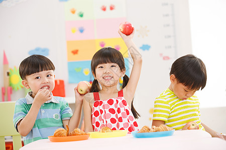 幼儿园儿童在吃早餐图片