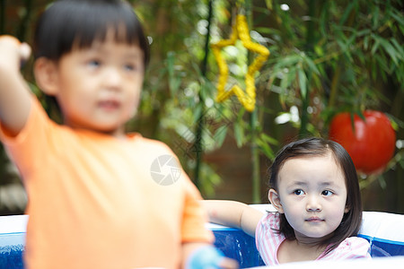 可爱的幼儿园儿童在户外活动图片