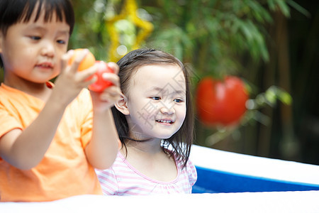 幼儿园儿童在户外活动图片