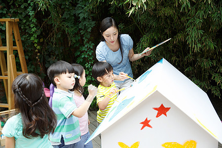 孩子游戏艺术课少量人群私立学校幼儿园的师生在做手工背景