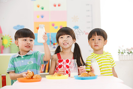 瓶子中女孩幼儿园儿童在吃早餐喝牛奶背景