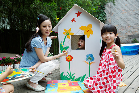 做幸福女人画笔学龄前彩色图片幼儿园的师生在做手工背景