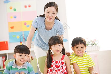 做游戏东亚4岁到5岁老师和儿童在幼儿园里背景图片