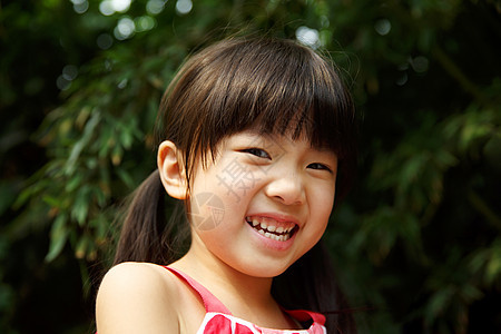 嬉戏的学龄前亚洲兴奋的小女孩在户外玩耍图片