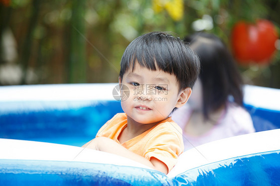 学龄前儿童希望水平构图可爱的儿童在户外玩耍图片