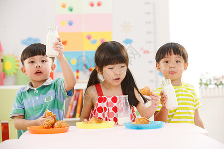 幼儿园儿童在吃早餐图片
