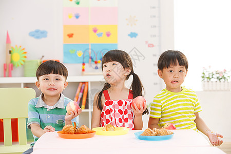 快乐幼儿园儿童在吃早餐高清图片