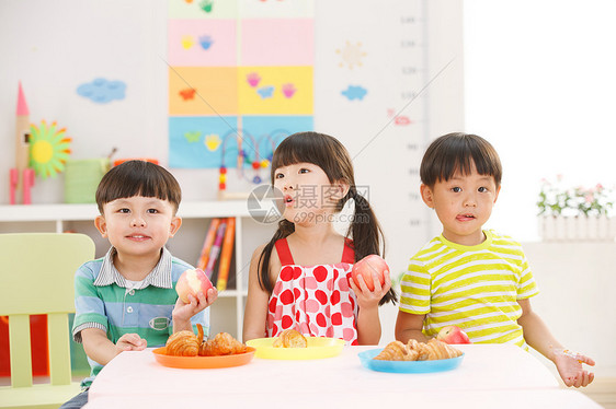 快乐幼儿园儿童在吃早餐图片